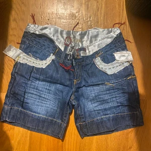 Juggler shorts - Skitsnygga lowrise shorts från juggler säljes då de inte riktigt passade mig. Pris kan diskuteras :)