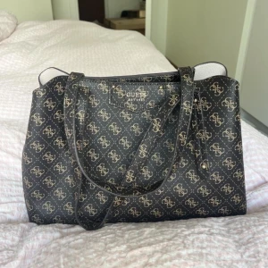 Guess väska - Har använt enbart en eller två gånger, så som ny!