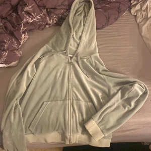 Juicy tröja  - Jätte skön och mjukt material, har använt Max 3 gånger, den är lite mindre än vad storleken beskriver skulle nästan säga de passar än L/M den är lång vid armarna men lite kortare vid midjan 