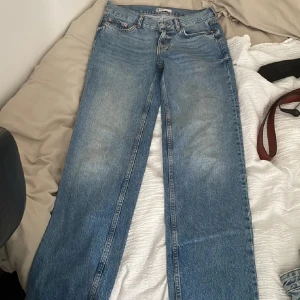 Lågmidjade jeans från Perfect Jeans - Ett par blå lågmidjade raka jeans från Gina i storlek 32 men passar också 34. de är avklippta längst ner men inte kortare för det. 