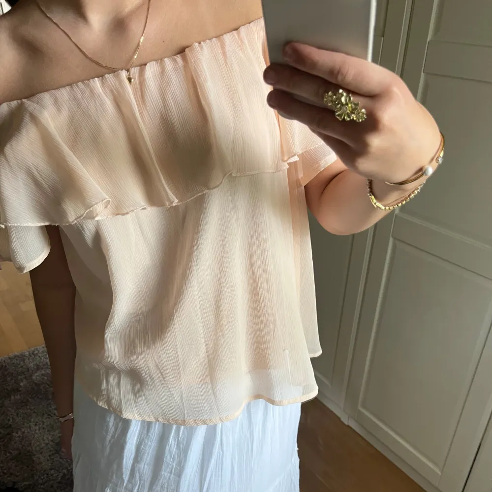 Volang blus i en så fin ljus-rosa färg från BikBok 💗oanvänd! Stretchigt material så passar xs-m!. Blusar.