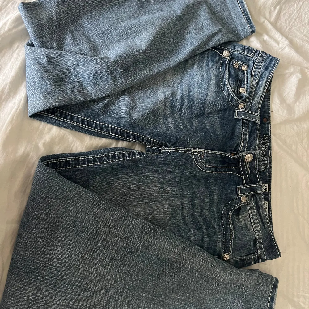 Säljer dessa jättefina miss me jeans i storlek 29! De är skinny men sitter som straight. Säljer då de är förstora. Skriv för fler bilder+ pris kan diskuteras vid snabb affär💕. Jeans & Byxor.