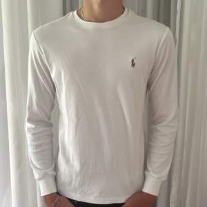 Ralph lauren long sleeve i storlek S. Använd 1 gång. Inga defekter osv. Jag är 183 cm 