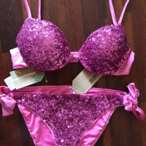 Calzedonia bikini - Säljer dena superfina bikini från calzedonia! Säljer för att den tyvärr var för liten. Helt oanvänd med prislapp! Överdelen stl 80A/75B/70C och underdelen i stl S🩷🩷 priset är högt eftersom modellen inte går att köpas längre men det kan diskuteras!🌸