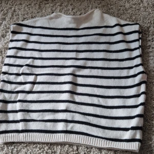 Randig tröja - En fin randig armlös tröja från gina som tyvärr inte kommer till användning Super bra skick, har använt den 2-3 ggr