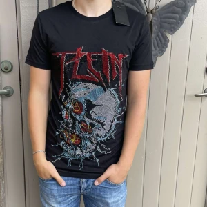 Philipp plein  - Säljer nu denna ass feta philipp plein t-shirten som är as fet under sommaren☀️🌊 tröjan är helt ny med lappar. Hör av er vid frågor eller funderingar. 