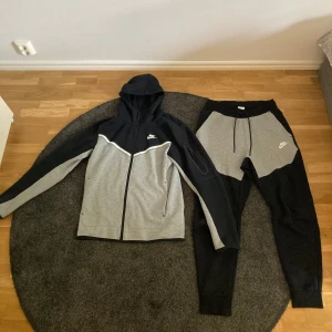 Nike tech fleece  - Säljer mitt Nike tech fleece set, de är som nytt då jag använt det få gånger. Köp hela settet för 900kr eller 450kr separat för både tröjan och byxorna! Tröjan är i storlek S och byxorna i storlek M. Jag köpte de för 2500! Pris kan diskuteras!!