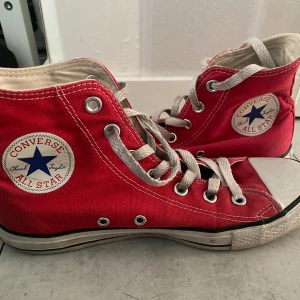 Röda converse  - Säljer nu dessa röda converse i strl. 39 då de tyvärr är för stora för mig. ”Skrapsår” fram och innertyget borta i hälen på högerskon, annars allmänt bra kvalité och supersköna. 