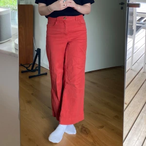 röda jeans - Asballa jeans i en roströd tvätt ❤️