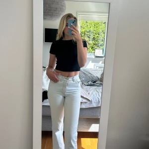 Jeans - Jättefina ljusblåa jeans från zara. Använda fåtal gånger, säljer då dem inte kommer till användning 