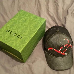 Gucci king snake keps - En äkta gucci king snake keps som är i topp skick. Jag använder inte den längre då jag har bytt stil. Nypris är 4000kr och om ni verkligen vill så kan jag visa kvittot. Skriv om ni vill ha fler bilder/funderingar💯💯 (kan förhandla priset)