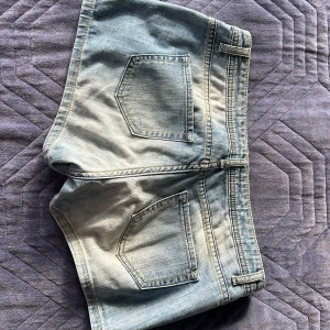 Jeans shorts - Snygga jeansshorts köpta secondhand som är storlek 28 som motsvarar storlek s🤗🤗 kontakta för fler bilder❤️