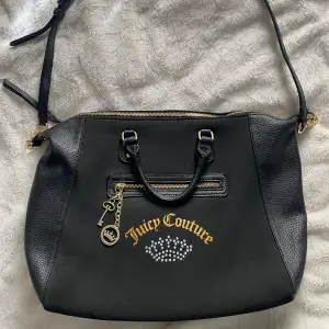 Supersnygg väska från Juicy Couture i nyskick💗Väskan har inga fläckar och är stor så den får plats med mycket😊Jag kunde inte hitta nypriset på den men jag ser andra som säljer samma väska för 1000 kr så därför valde jag detta pris🩷