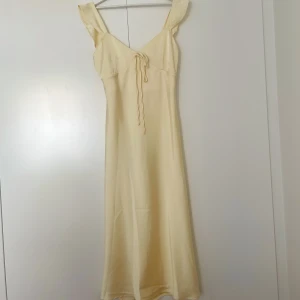 Gul klänning - Säljer världens finaste sommarklänning. Aldrig använd. Storlek L men skulle säga det är en M