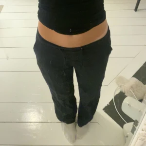 Svarta linnebyxor - Svarta linne byxor från Gina som är lite korta på mig så därför säljer jag dom men annars är dom i jättefint skick❤️