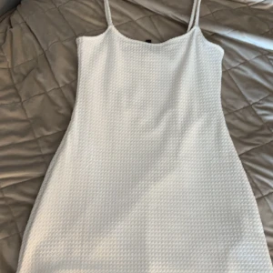 Oanvänd klänning  - Kort klänning från hm som aldrig använts. Supersöt. Kolla gärna mina andra annonser :)