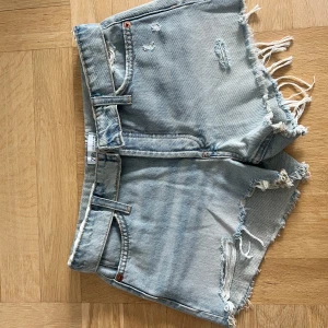 Jeansshorts  - Så snygga med cool detalj, aldrig använda 