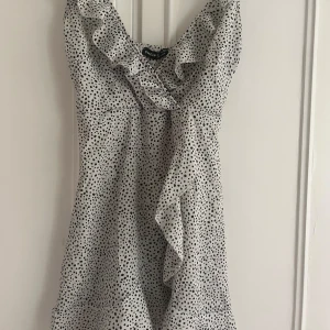 Klänning🤍🖤 - Jag säljer denna klänningen! Den är ifrån SHEIN. Prickig och fin som passar bra till sommaren ☀️ 