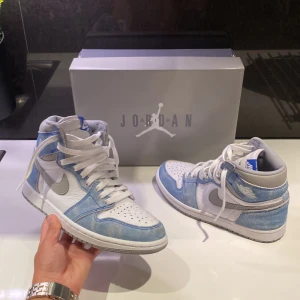 Jordan 1 Retro High Hyper Royal Smoke Grey - Hej, säljer nu mina Jordan 1 High Hyper Royal för att de har stått som ”dekoration”.🤑 De har använts fåtal gånger men ser som nya ut!🥂De är köpta på sneakershyllan för 3249kr!😮‍💨 Det är en replacement box😊 skriv vid minsta fundering, svarar snabbt!//😁