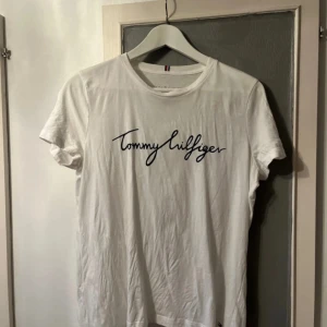 Svart & vit Tommy Hilfiger T-shirtar - Två Tommy Hilfiger str M, knappt använt. Har tyvärr klippt bort skötselråden på båda två då man störts av det.  Jättefina T-shirtar som jag tyvärr inte har någon användning av. 100kr för båda två.  