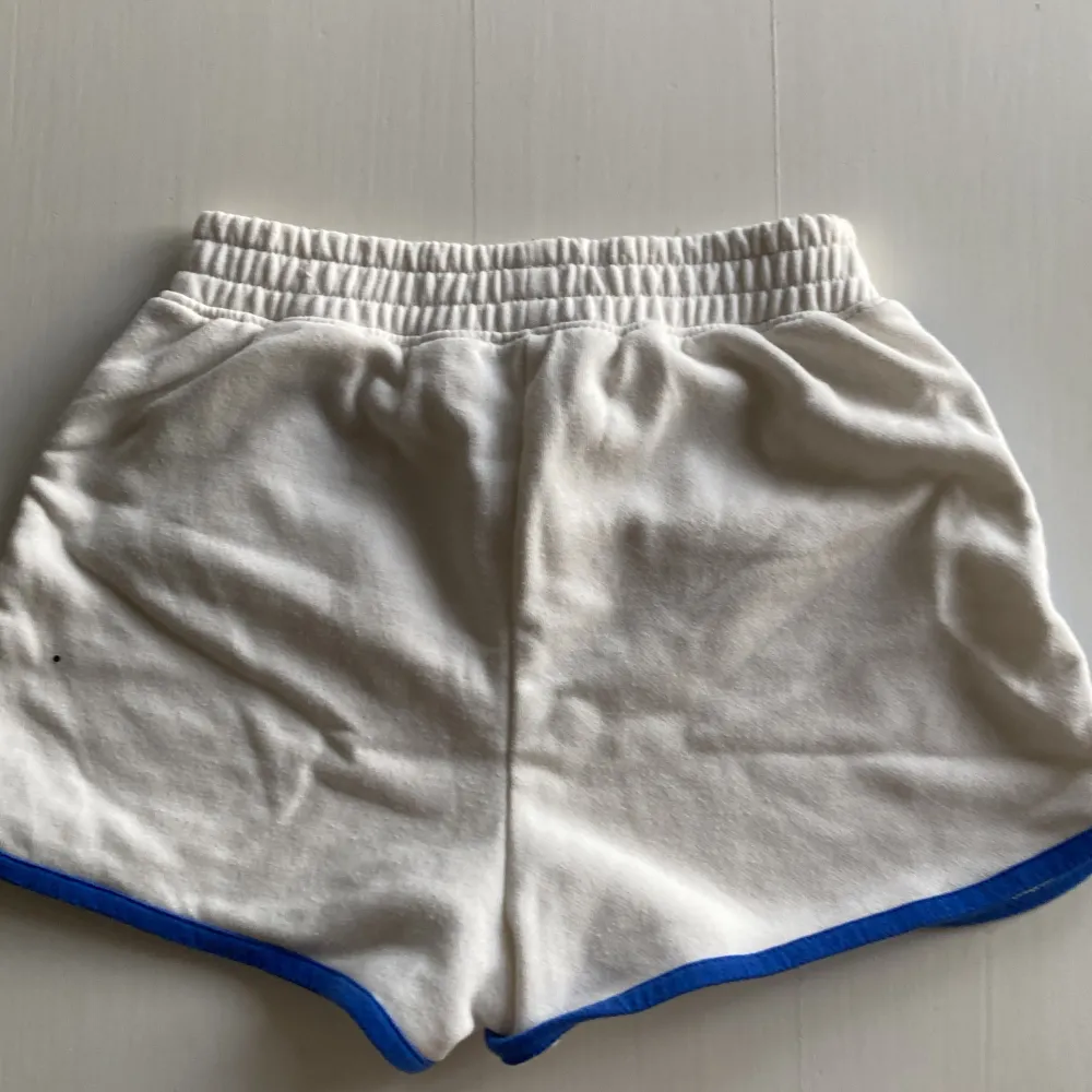 Vita mjukisshorts med blåa detaljer runt om💕 väldigt sköna att ha när man är hemma och kollar på någon film eller något💕. Shorts.