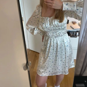 Blommig klänning  - Blommig klänning från Nakd, endast använd en gång 
