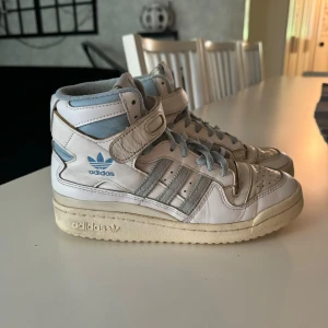 Adidas sneakers  - Säljer ett par blåa höga adidas sneakers. Dem är jättesnygga att styla🙏🏻 Skorna är i storlek 38! Jag har haft dem i ca 6 månader💙