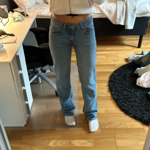 Lågmidjade jeans - Lågmidjade jeans från Nelly💕 Jättefina och snygga, jag säljer för att de inte passar mig i midjan längre.