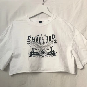 Graphic Crop Top  - Graphic crop top i gott skick 