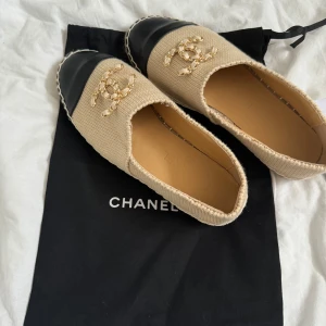 Chanel loafers/skor - Knappt använda då dom är för stora för mig. Super fina köpta på vestiaire collective. Skorna står de 37 i storlek men jag som har 38-39 tycker dom sitter stort på mig