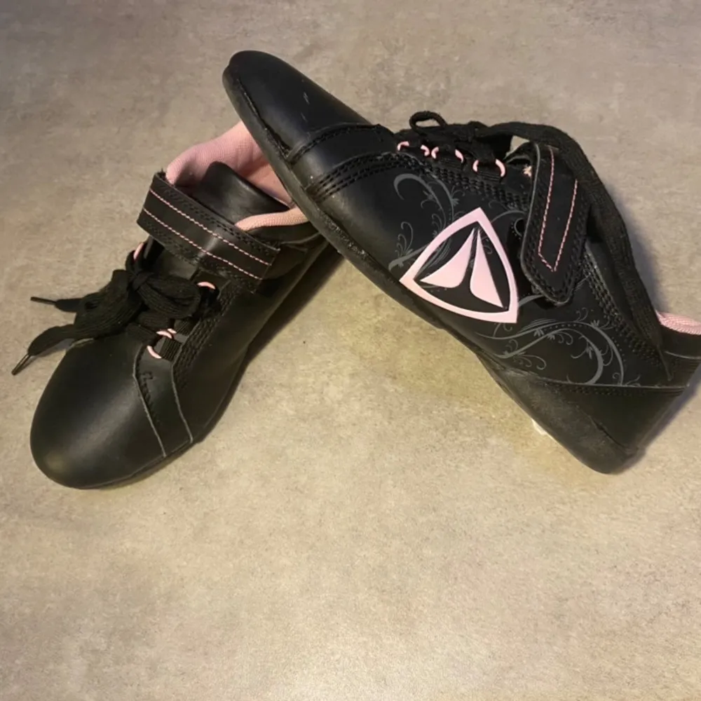 Svarta firefly sneakers med rosa insida och rosa detaljer på utsidan. Skorna är använda lite och därför har lite skavanker men är fortfarande i mycket bra skick.. Skor.