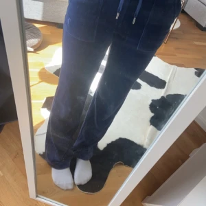 Juicy Couture byxa - Säljer mina oandvända blå/grå Juicy Couture byxor utan lapp.  Skriv för fler bilder!