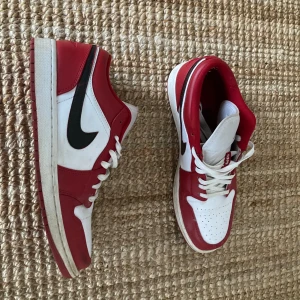 Jordan 1 Low - Säljer ett par Jordan 1 low  De är i väldigt bra skick knappt aldrig använda  Skicket är 8/10 Lite smutsiga annars hela och rena 