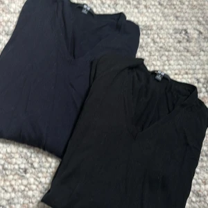 Finstickade tröjor Uniqlo M - En svart och en marinblå, d Finstickade tröjor från Uniqlo. Storlek M Djur och rökfritt hem. Nyskick!