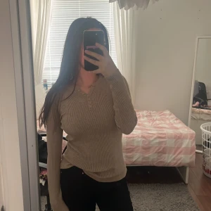 stickad tröja - Jätte skön stickad tröja från Zara, den är aldrig använd pga hur den formar min kropp, den kommer i bra skick