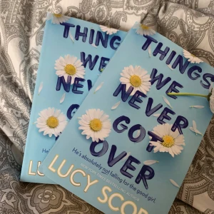 Things we never got over - Säljer en things we never hit over bok av Lucy Score, då jag fick två när jag fyllde år. Boken är på engelska och inte ens öppnad, alltså i toppen skick.   Priset går absolut att diskutera!
