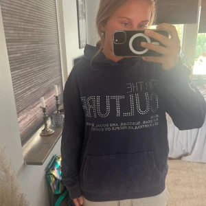 For the culture hoodie  - Snygg liknande for the culture hoodie🩵såå skön. Den är helt oanvänd!