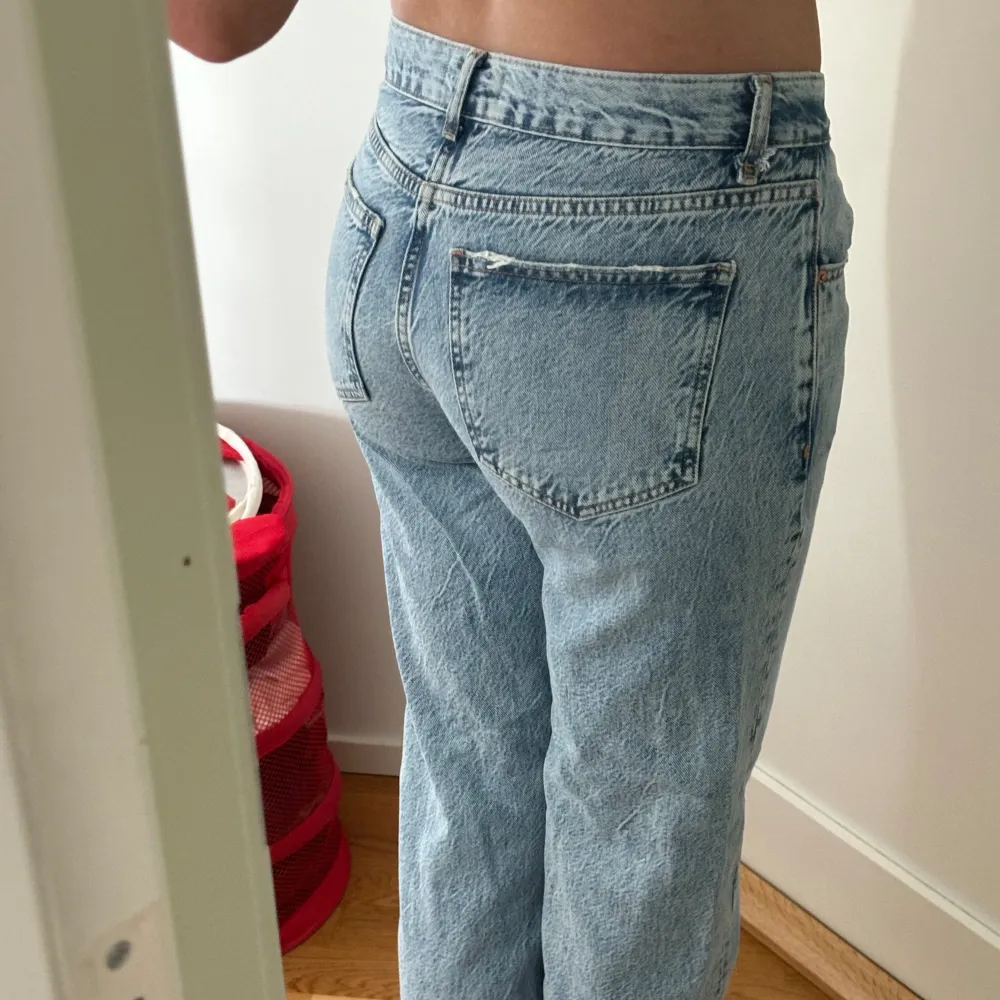 En unik färg i de populära ”Low straight jeans” (lågmidjads jeans) från Gina tricot . Jeans & Byxor.