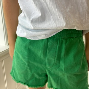 Gröna shorts 💚 - Jättefina gröna shorts från zara!! Storlek Xs 💕 Säljer för att de inte kommer till användning. Bra skick!!