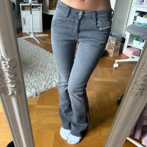 Diesel jeans - bootcut - Säljer mina jättefina gråa lowwaist/midwaist diesel jeans.  Midjemått rakt över: 30 cm Innerbenslängd: 70 cm  Inga defekter alls och har varit använda fåtal gånger. Nypris: 1495kr