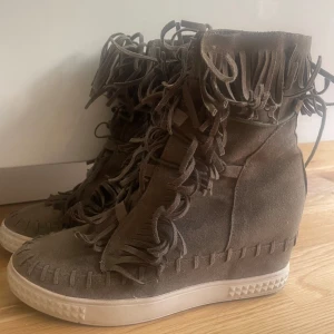 Fransskor - Ett par fransskor i olivgrön färg😻 säljer pga att de inte passar mig(stl 38)🥲 använda fåtal gånger. Pris kan diskuteras💗 ❗️andra bild ej min❗️men exakt samma sko 