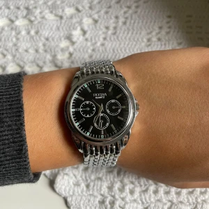 Silver klocka  - Säljer denna klockan till ett superbra pris! Först till kvar! 🤩 Urtavlan kan snurra. 