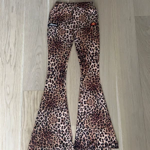 Flaired leopard pants/ thights - Utåtsvängda leopard tights från Elesse