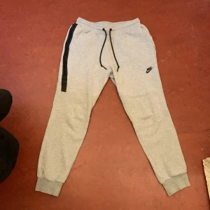 Nike Tech Byxor - Skriv till mig för mer information!