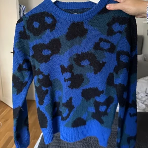 Stickad Leopard tröja - Jätteskön blå tröja som är stickad och har leopardmönster. Den har använts en del men ändå bra skick💕Storlek XS men passar mig som har S