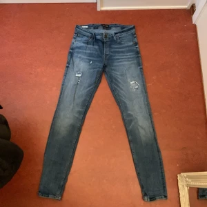 Jack & Jones Riped Jeans - Skriv till mig för mer information!