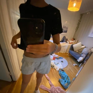 Shorts - Köparen står för frakt Hej jag säljer ett par supermysiga mjukisshorts från Gina tricot i storlek S, det är bar att skriva för fler bilder😊