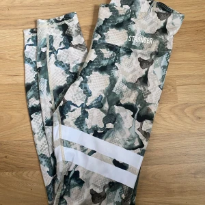 Stronger tights - Träningstights från Stronger i bra skick. Endast använda fåtal gånger. Normala i storleken