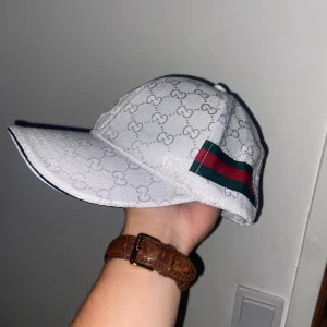 Gucci - Tja!! Säljer denna perfekt skick Gucci keps, storleken är sjysterbar till din föredragande storlek men är även stilig att ha till sommaren. Ifall du har Oscarsbelönade frågor så är det bara att skriva i dm 