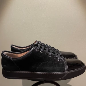 Lanvin skor  - Hej! Säljer nu dessa sjukt stilrena lanvin skor. Skorna är i superfint skick 8/10. Helt nya skosnören på. Med skorna medföljer box och dustbag 